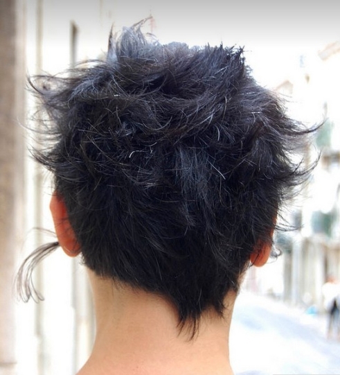 tył cieniowanej fryzury krótkiej, ciemne włosy, uczesanie damskie zdjęcie numer 11A